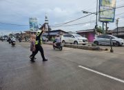personil lalu lintas polsek kramatwatu Polresta Serkot melaksanakan pengaturan arus lalu lintas